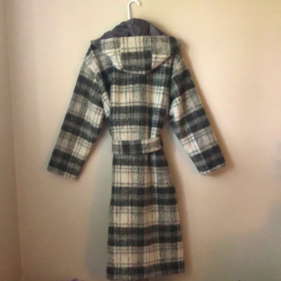 American Eagle Outfitters grey and white jacket. - Picture 2 of 6